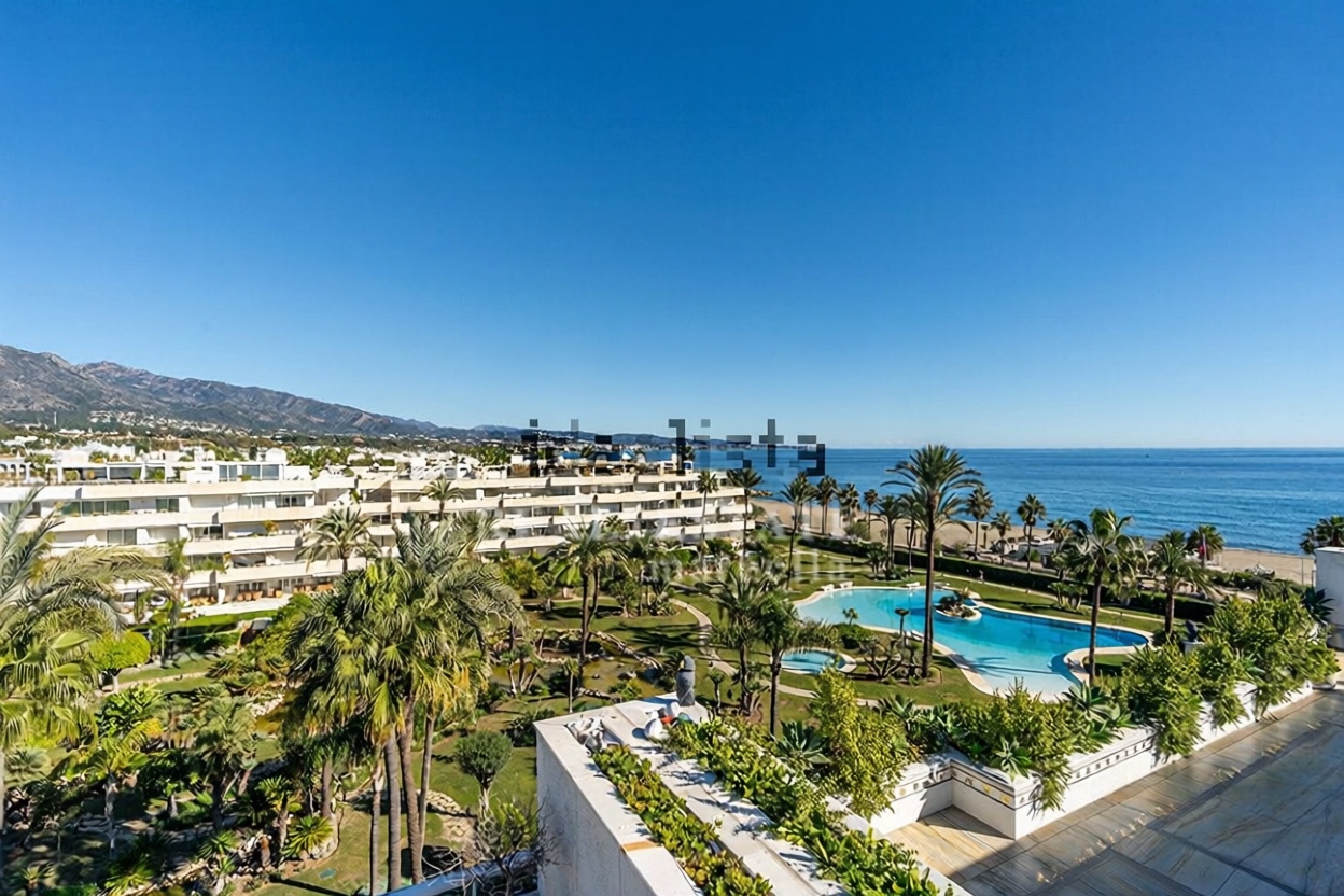 Beachfront duplex in Marbella — Sea view