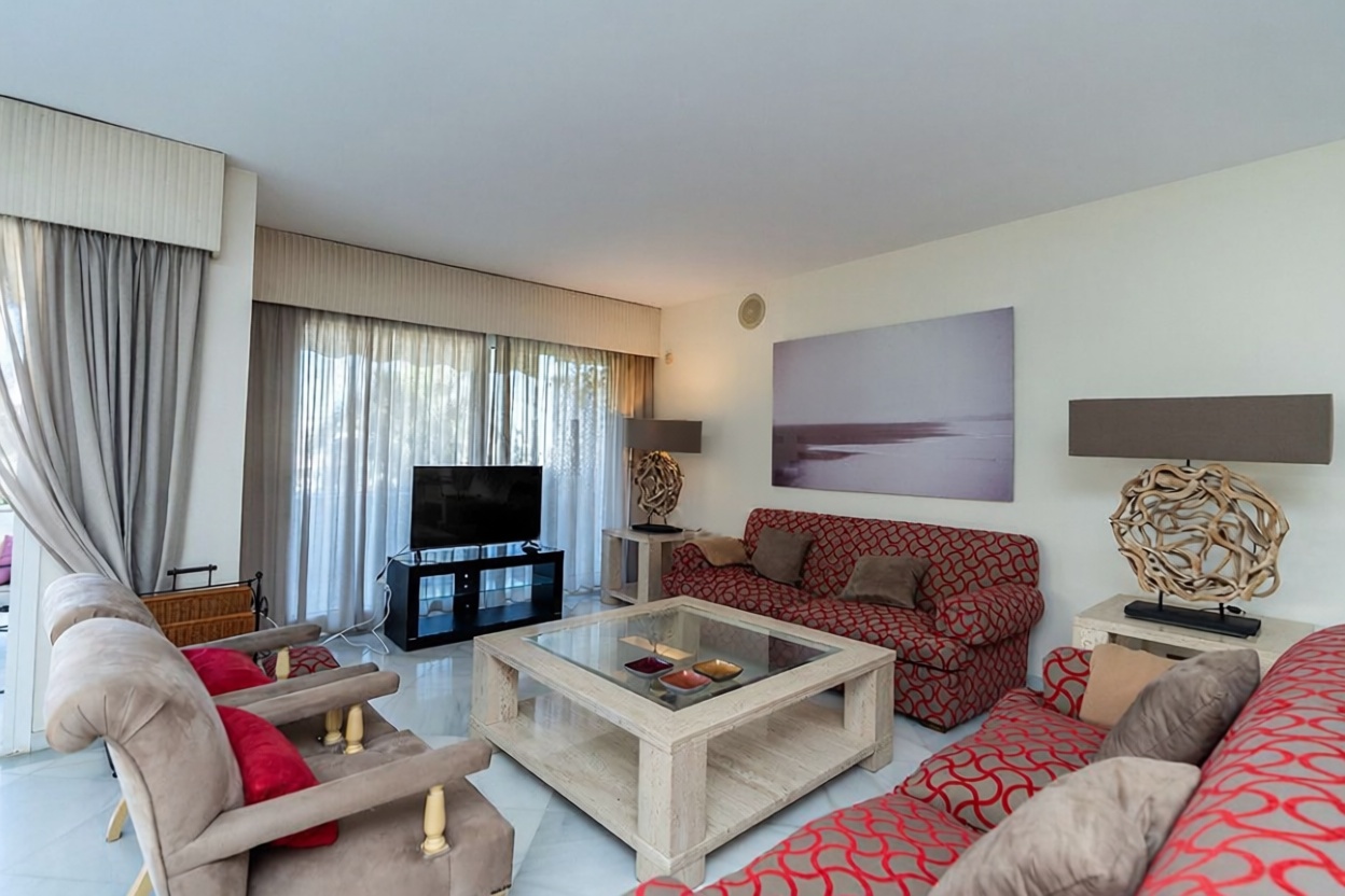 Beachfront duplex in Marbella — Living room