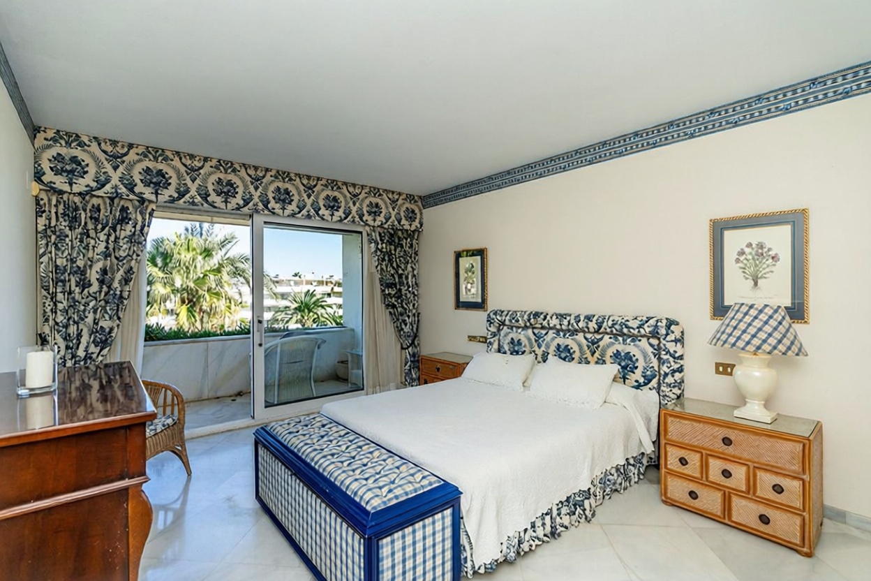 Beachfront duplex in Marbella — Bedroom