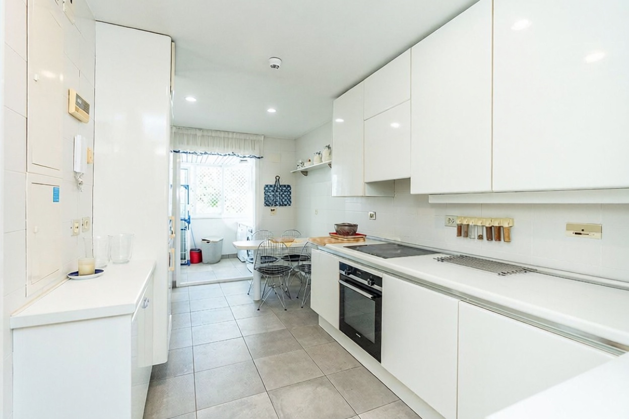 Beachfront duplex in Marbella — Kitchen