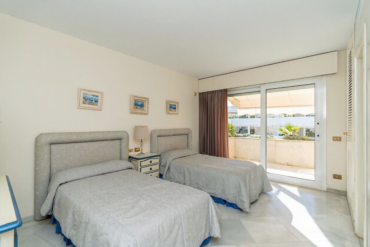 Beachfront duplex in Marbella — Bedroom