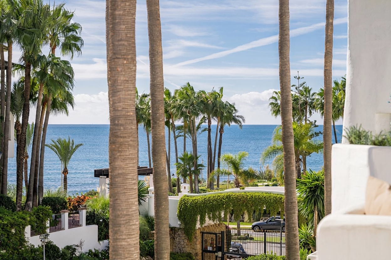 Beachfront flat in Marbella — Sea view