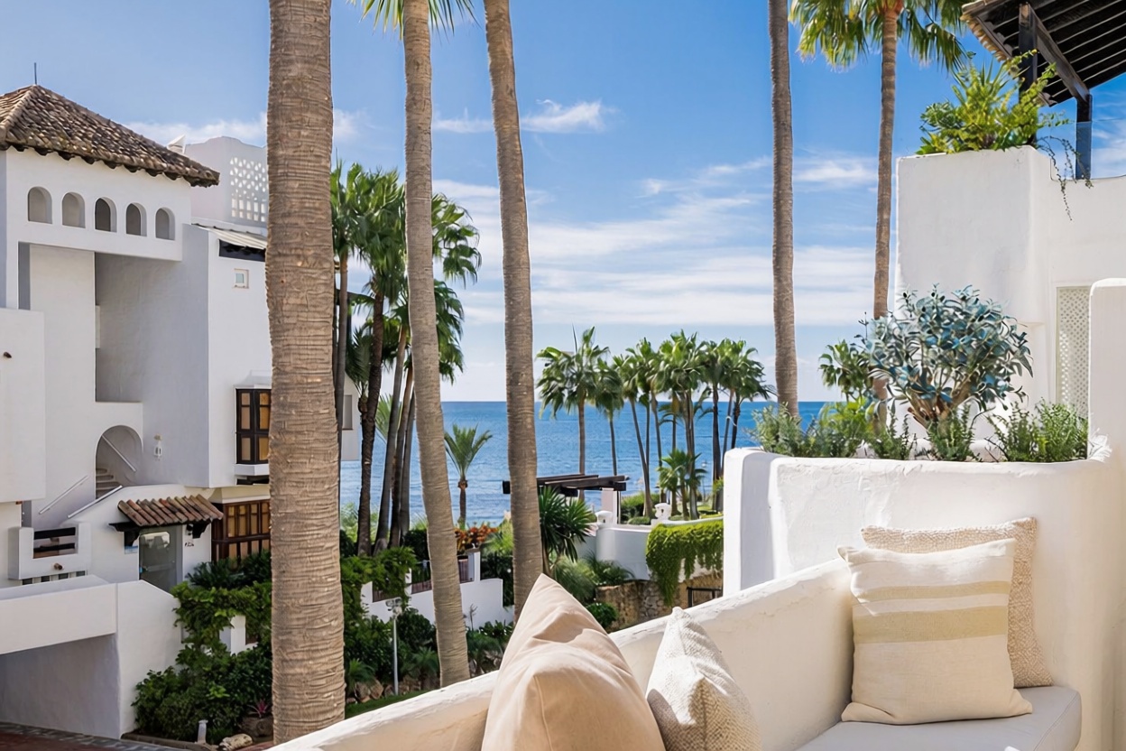 Beachfront flat in Marbella — Sea terrace