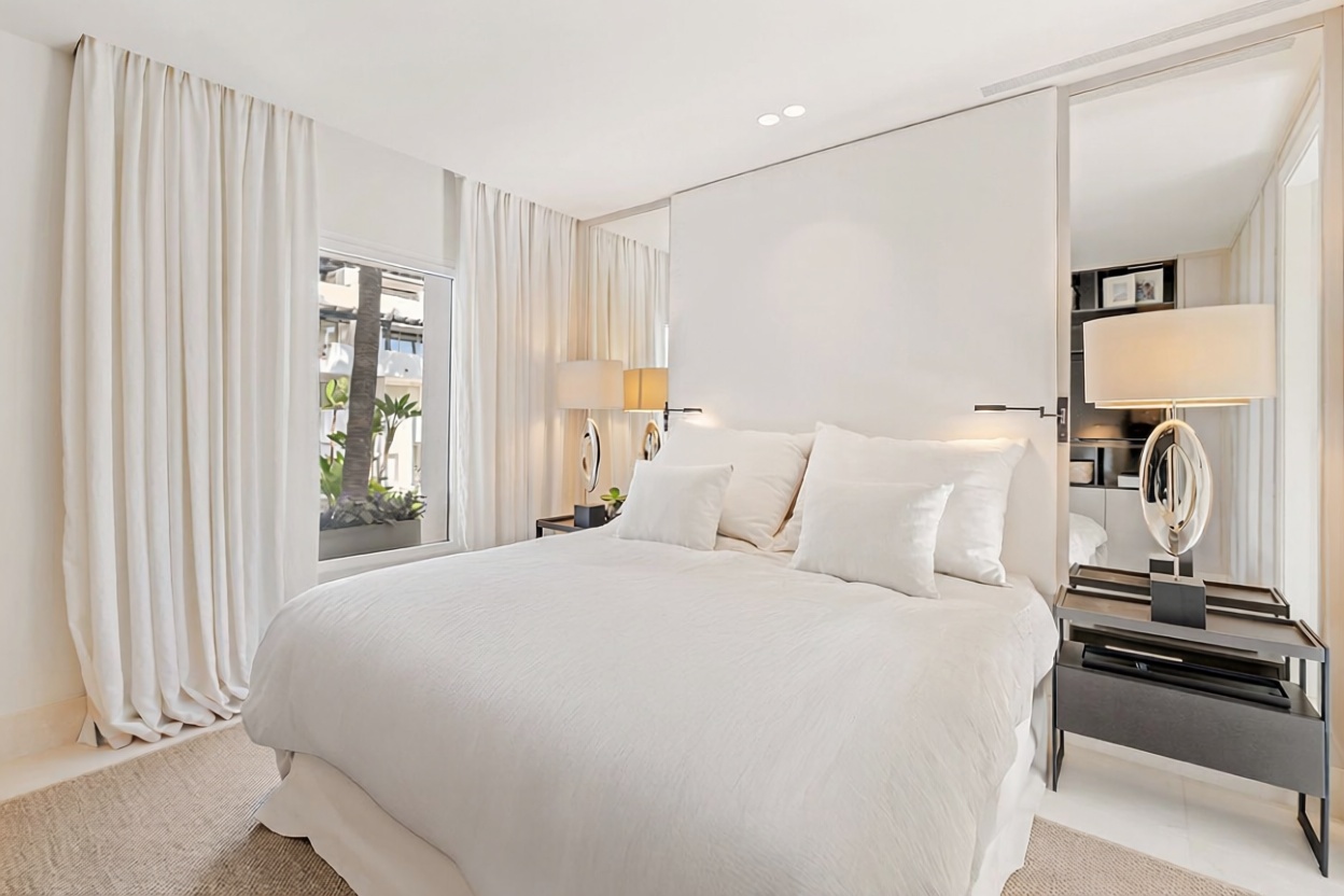 Beachfront flat in Marbella — Bedroom