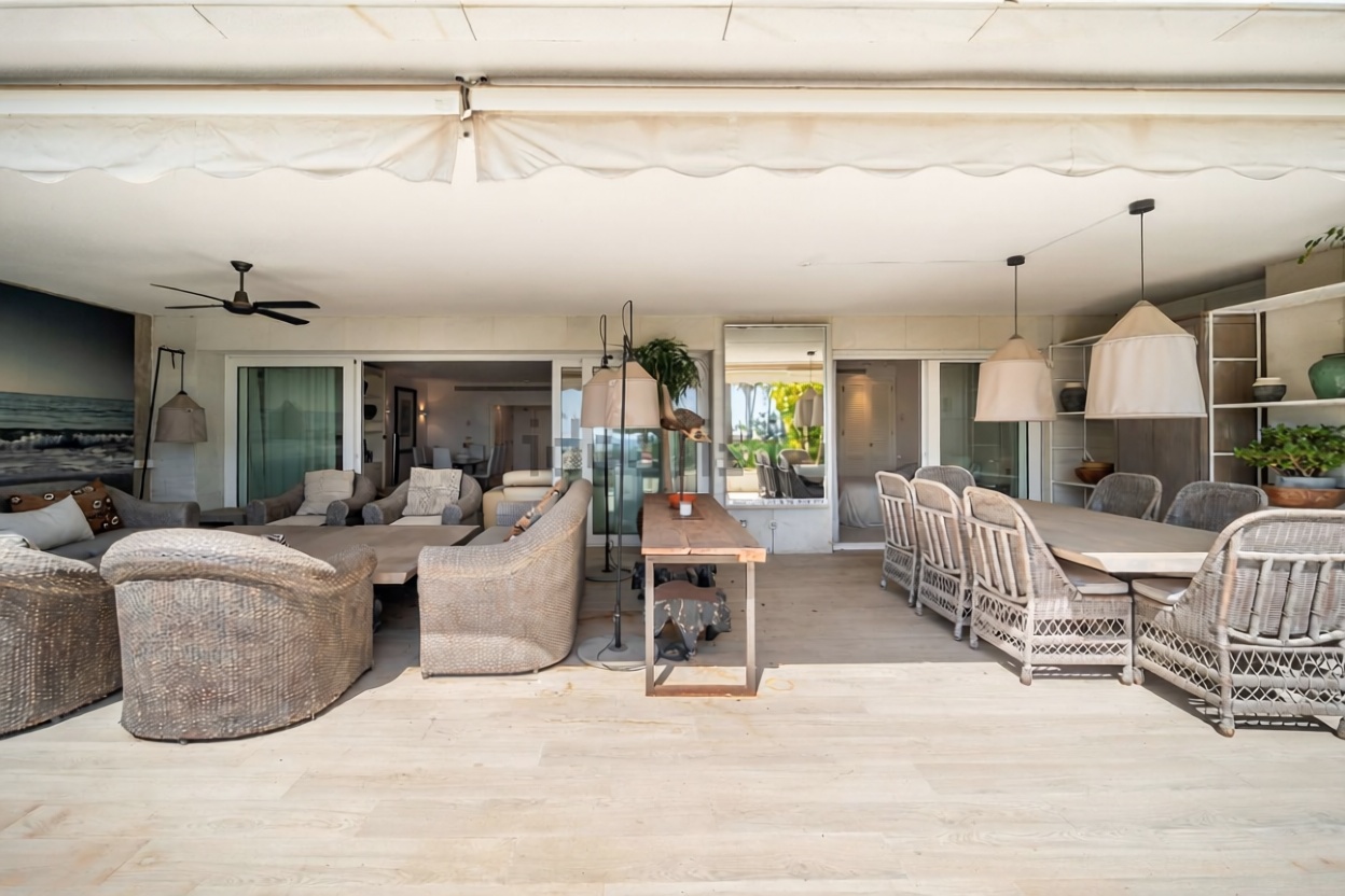 Beachfront flat in Marbella — Sea terrace