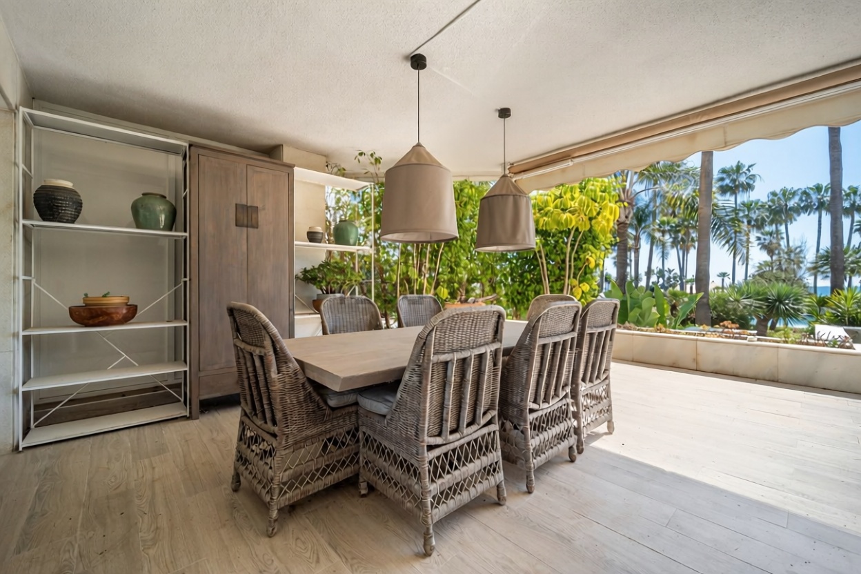 Beachfront flat in Marbella — Sea terrace