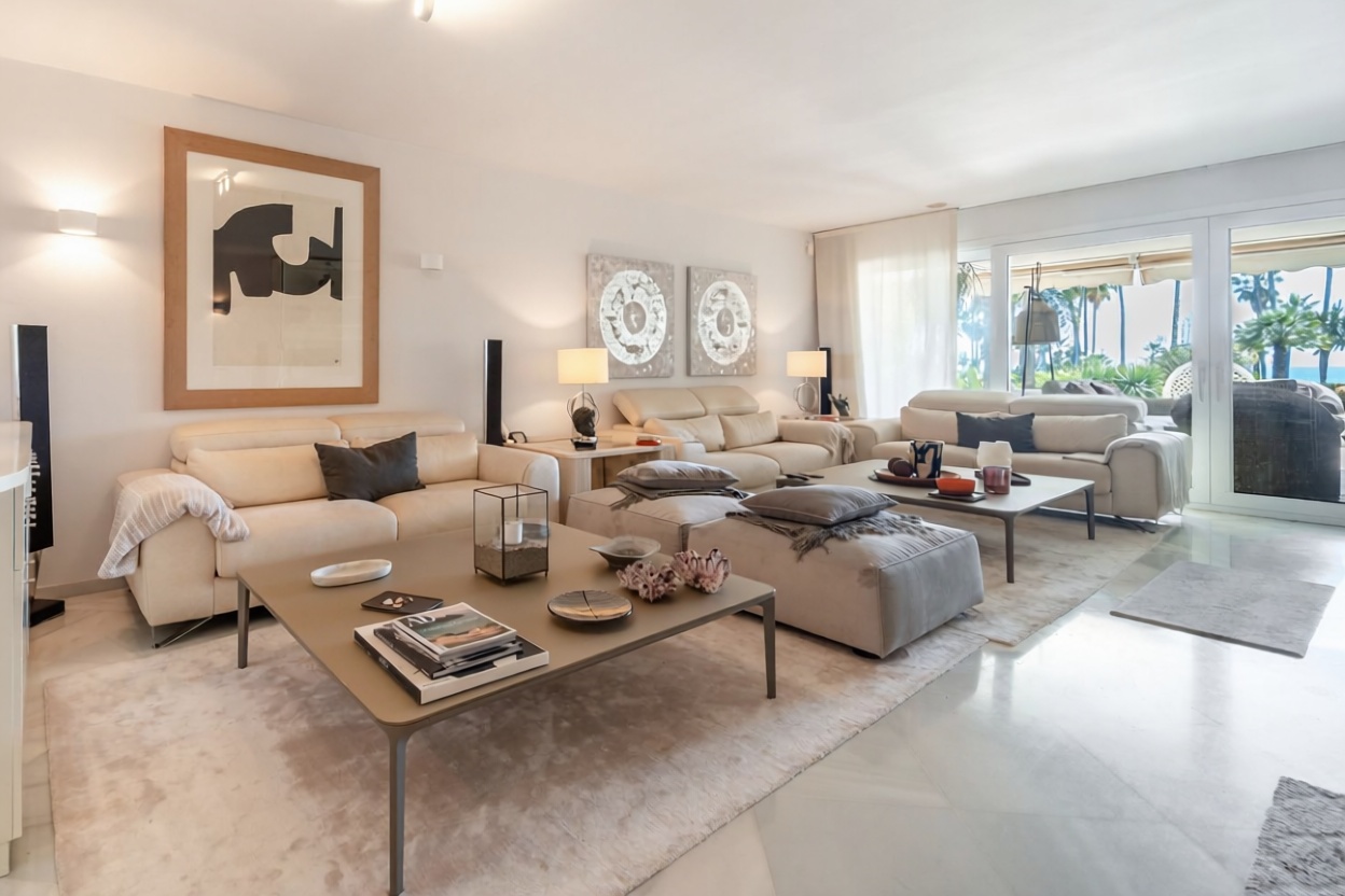 Beachfront flat in Marbella — Living room
