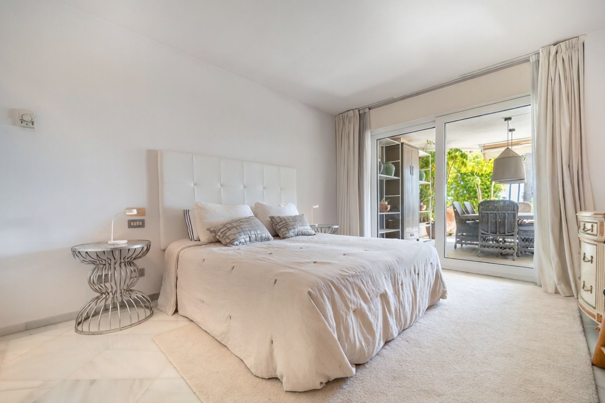 Beachfront flat in Marbella — Bedroom
