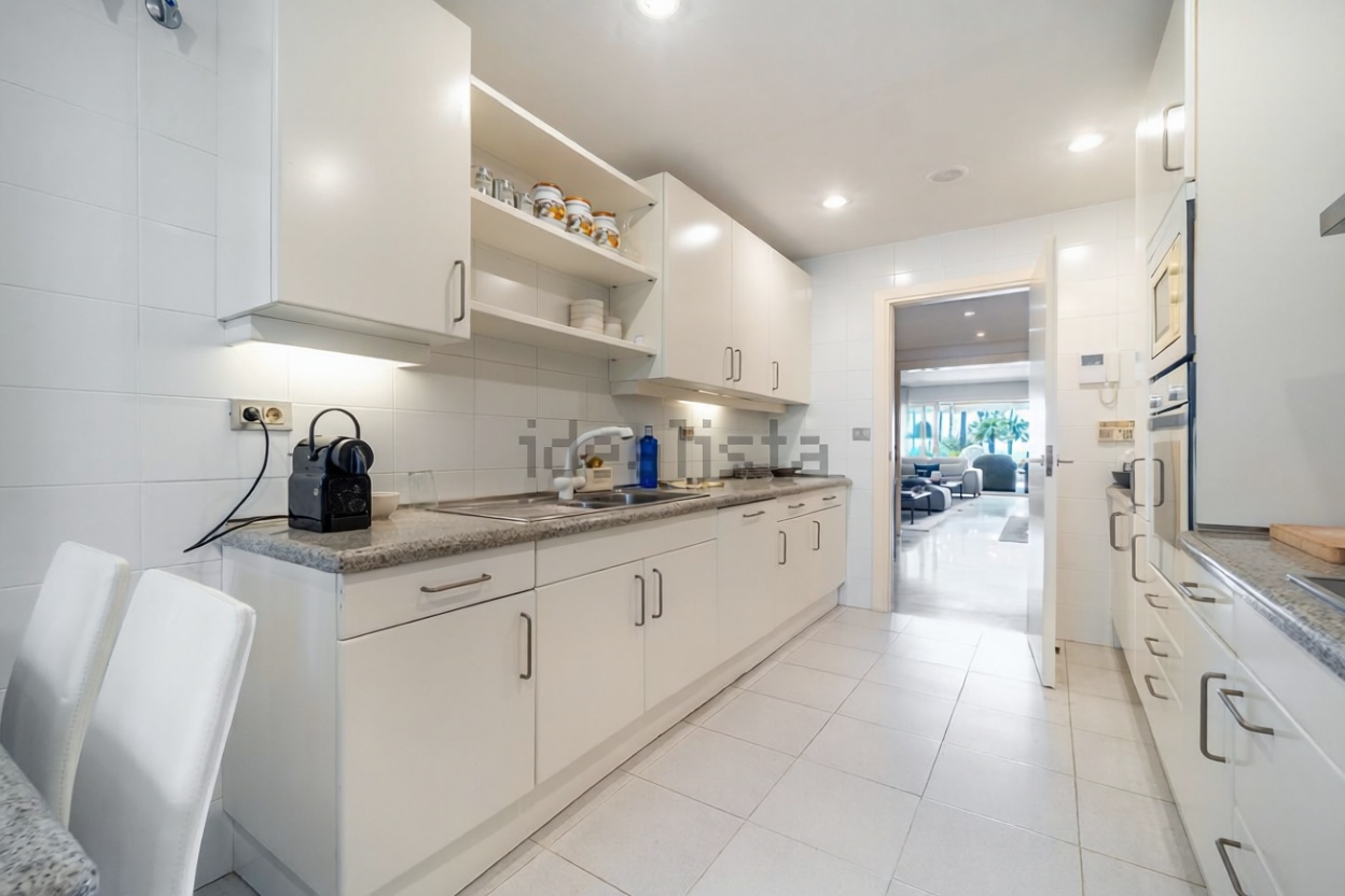 Beachfront flat in Marbella — Kitchen