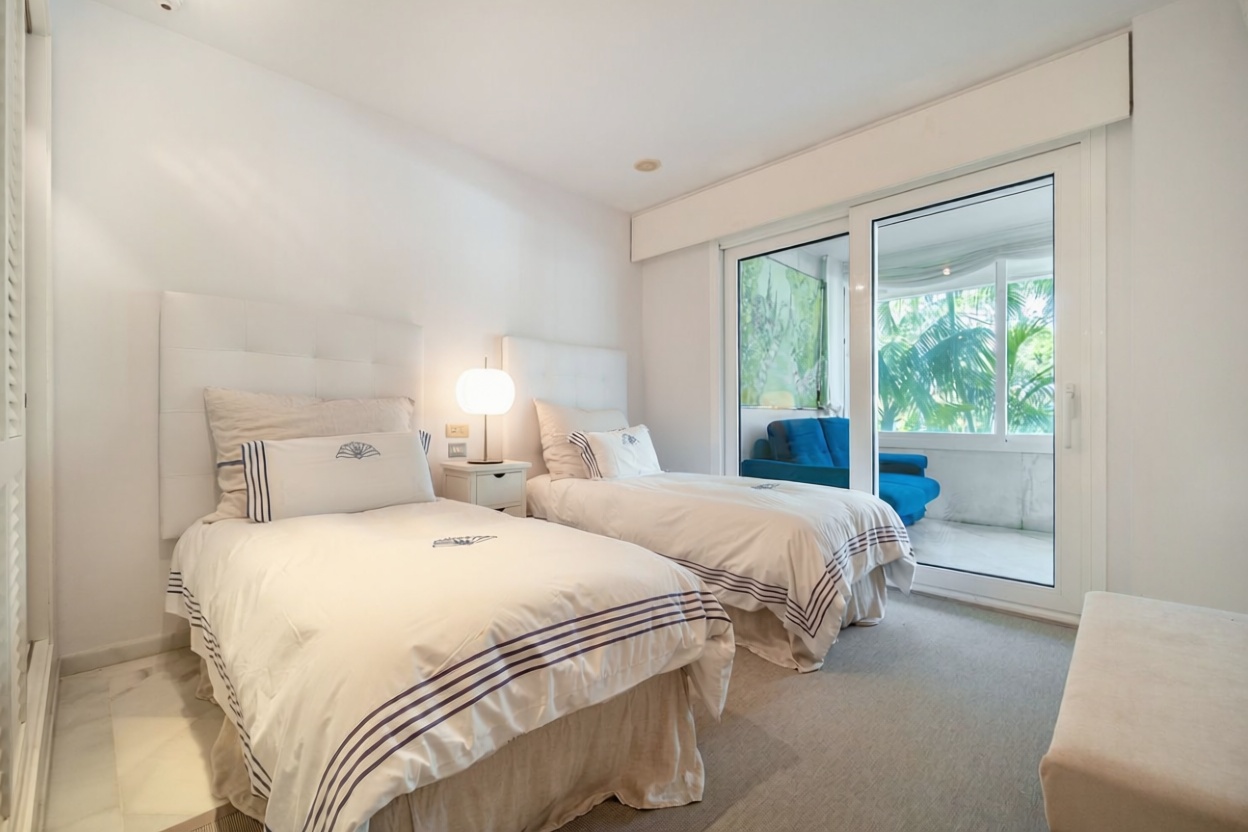 Beachfront flat in Marbella — Bedroom