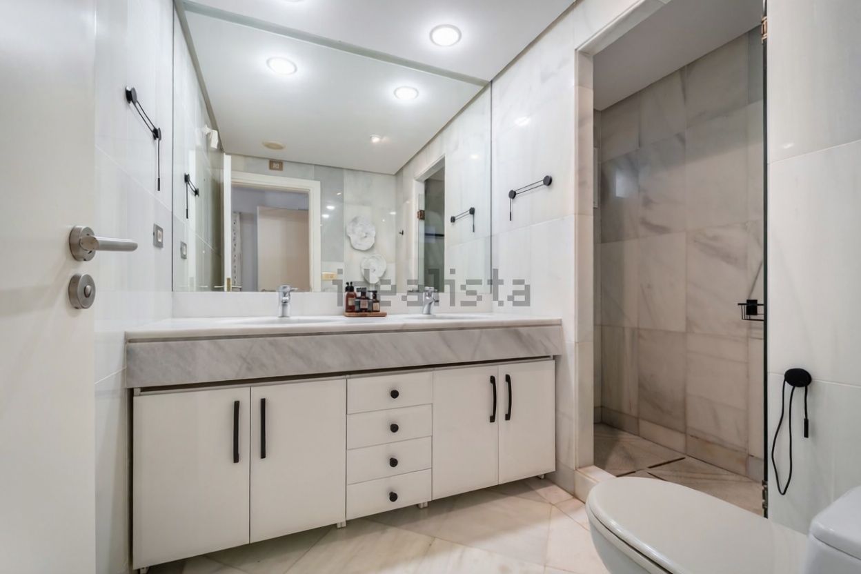 Beachfront flat in Marbella — Bathroom