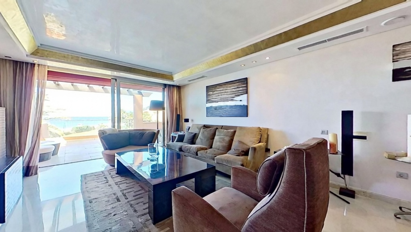 Seafront attic in Marbella — Living room