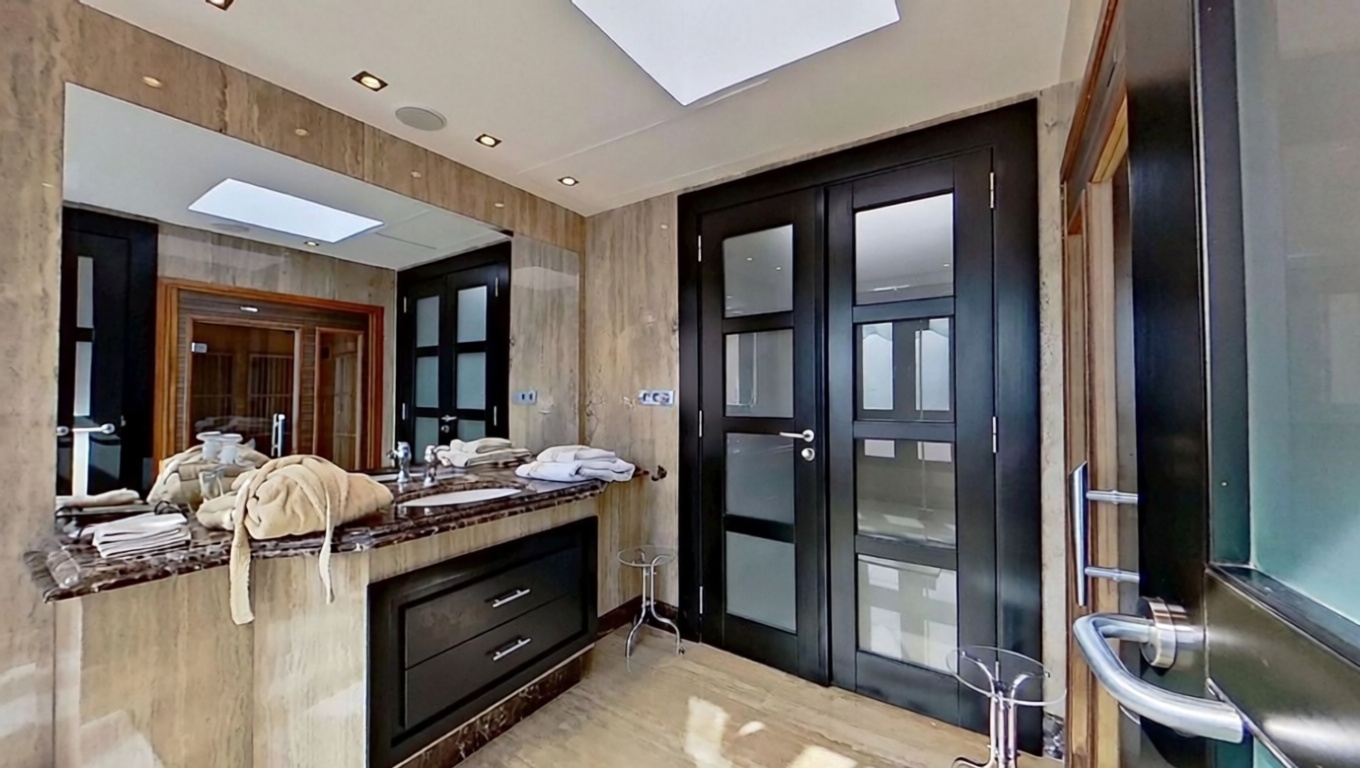 Seafront attic in Marbella — Bathroom