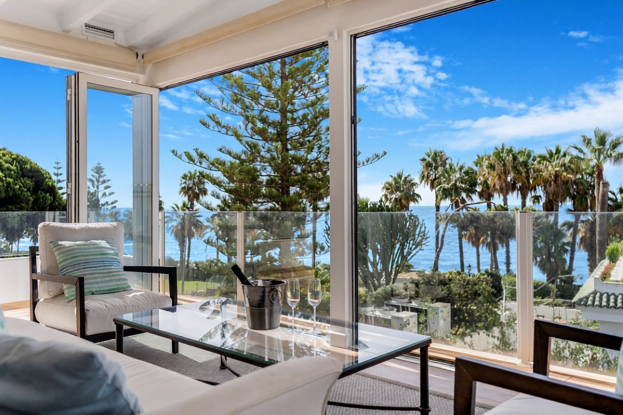 Chalet with direct beach access in Marbella — Sea terrace