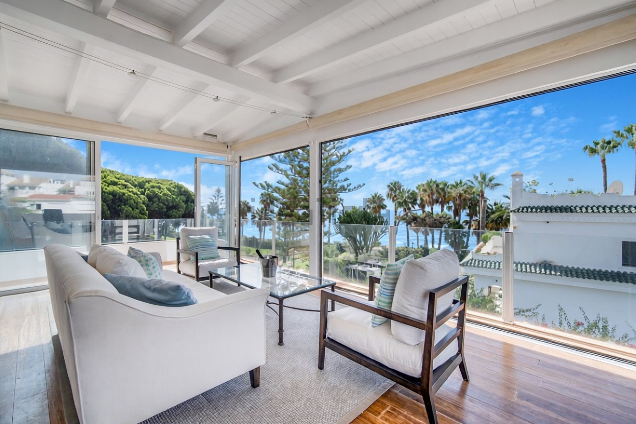 Chalet with direct beach access in Marbella — Living room