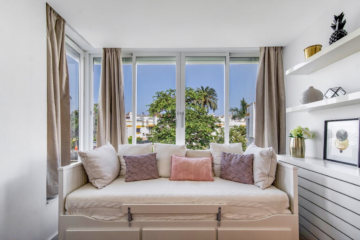 Chalet with direct beach access in Marbella — Bedroom