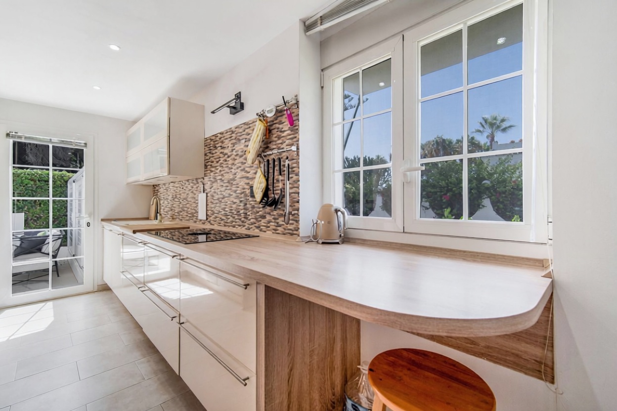 Chalet with direct beach access in Marbella — Kitchen