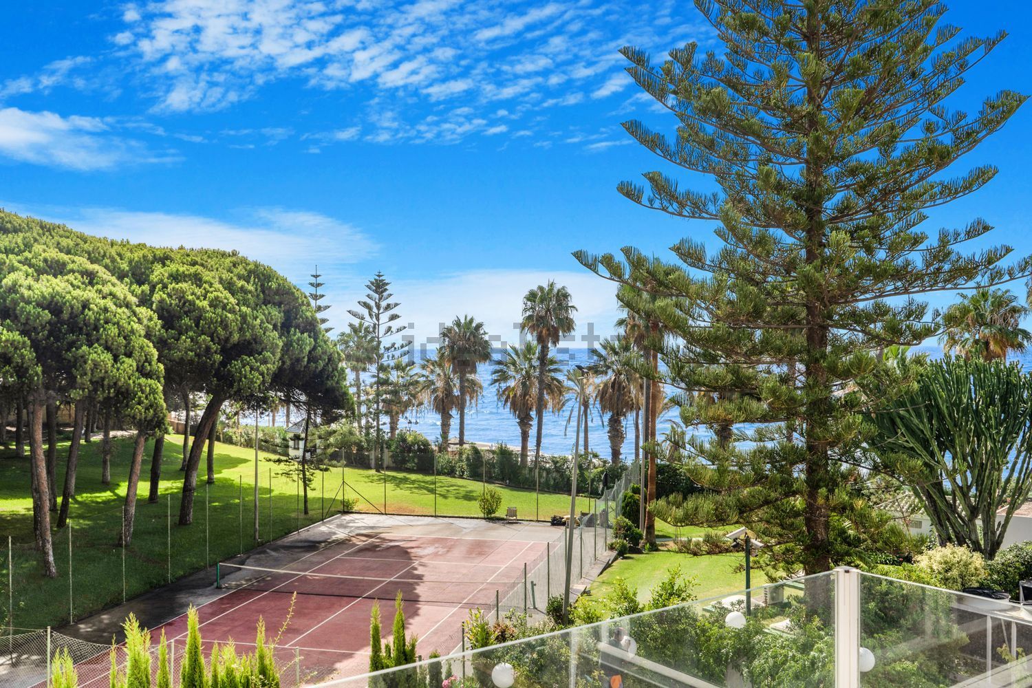 Chalet mit direkter Strandzugang in Marbella