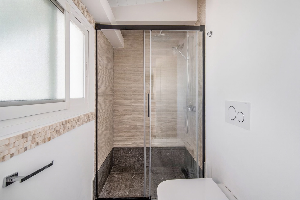 Chalet with direct beach access in Marbella — Bathroom