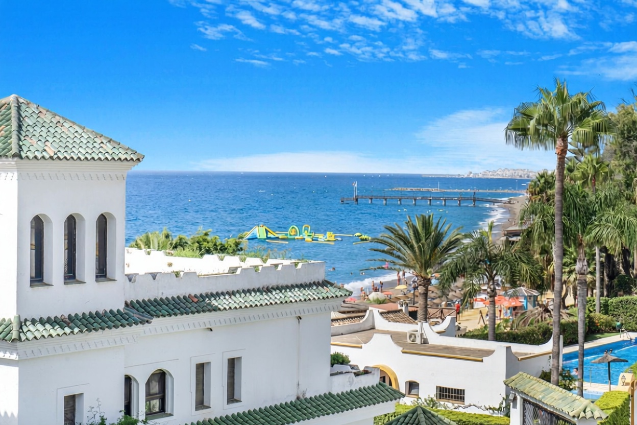Chalet with direct beach access in Marbella — Sea view