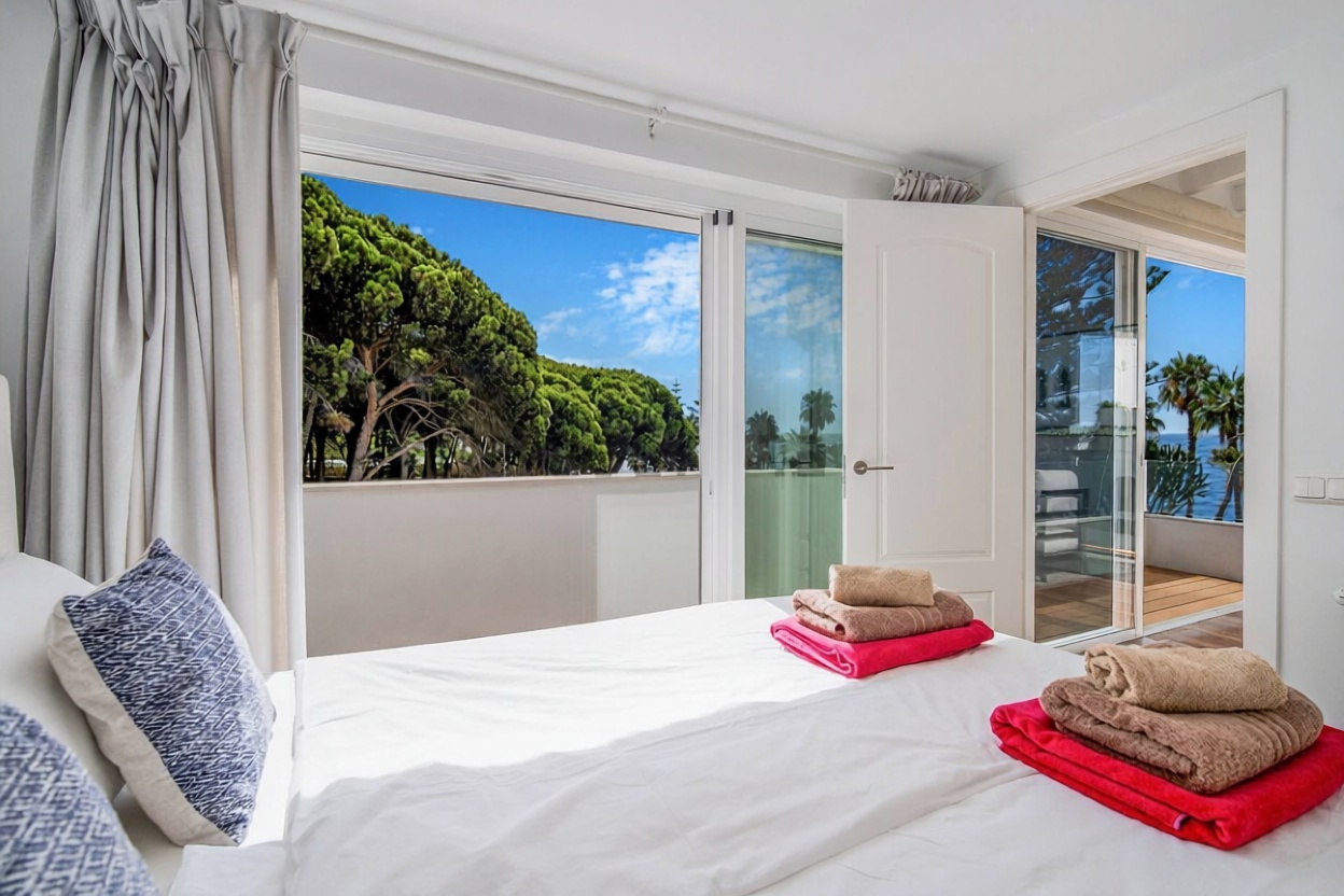 Chalet with direct beach access in Marbella — Bedroom