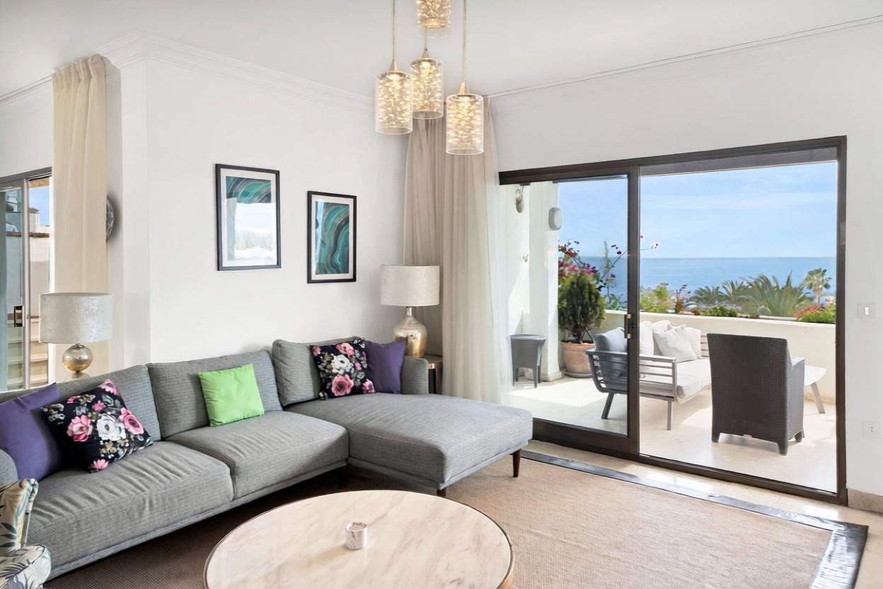 Beachfront flat in Marbella — Living room