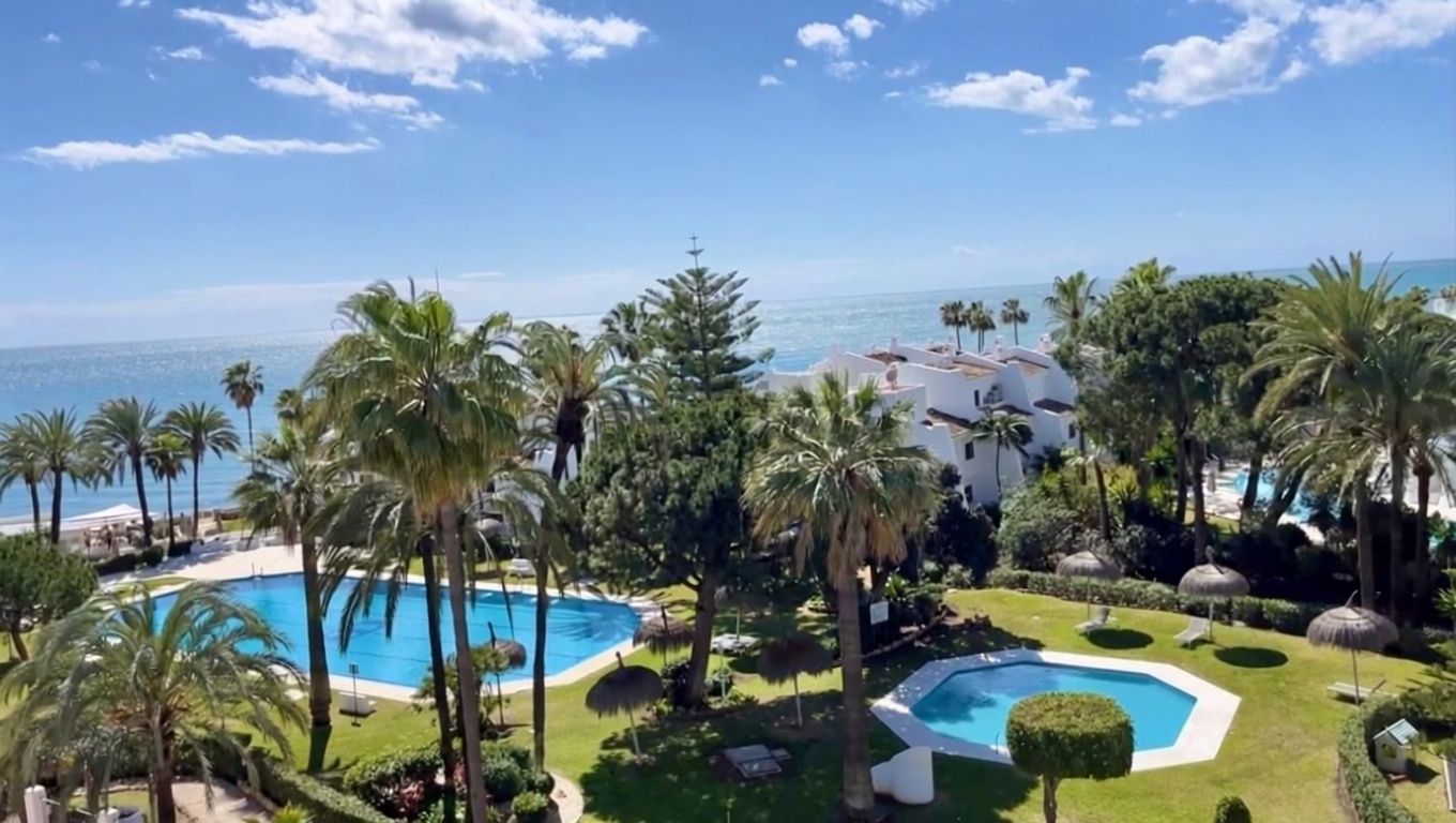 Beachfront flat in Marbella — Sea view