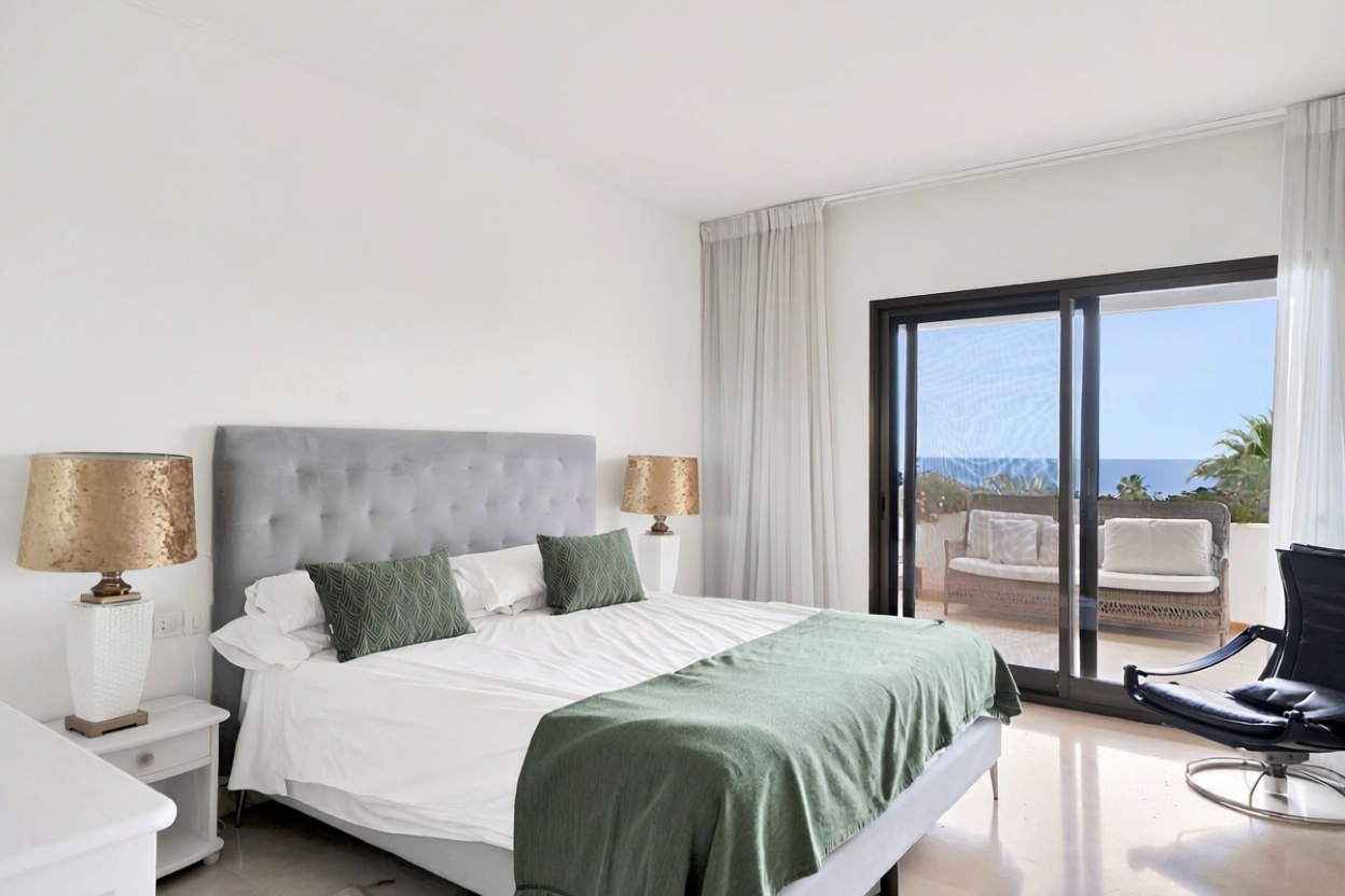 Beachfront flat in Marbella — Bedroom