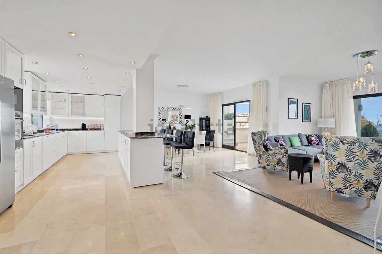 Beachfront flat in Marbella — Kitchen