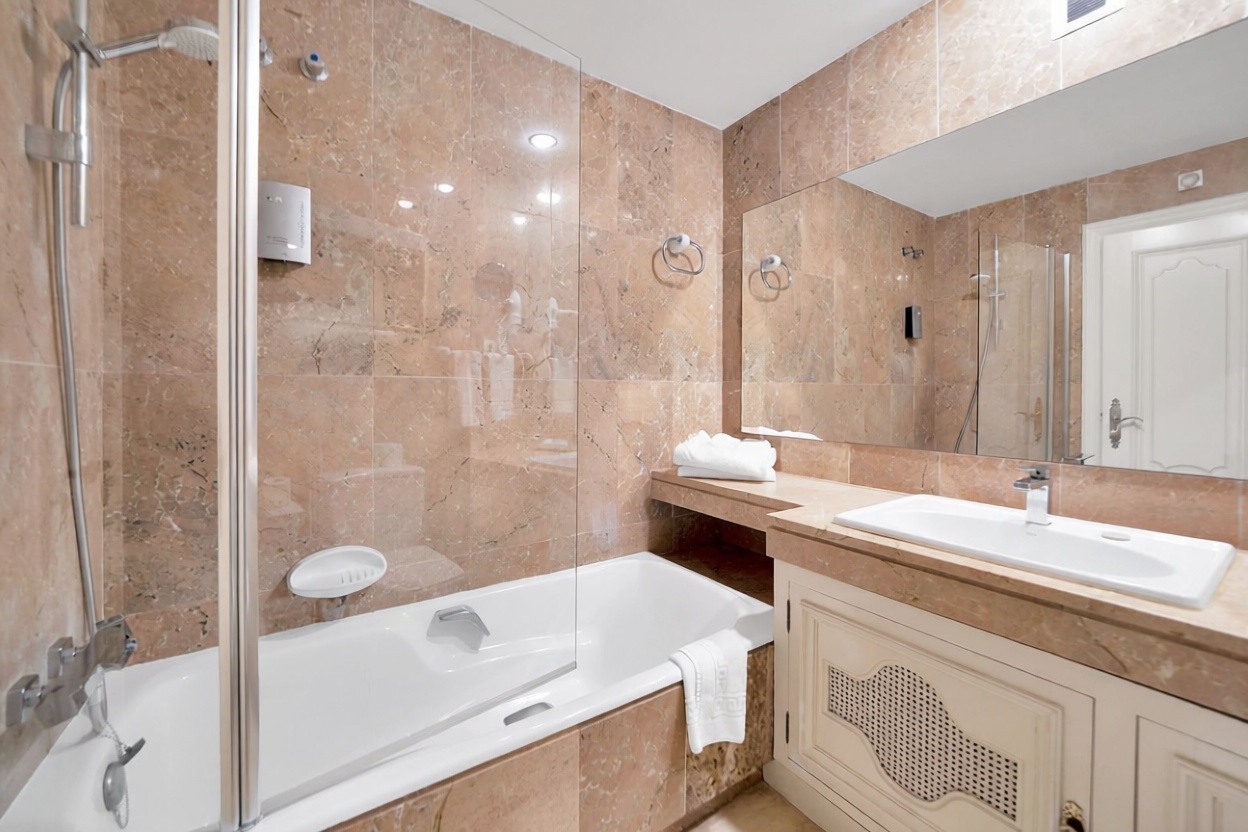 Beachfront flat in Marbella — Bathroom