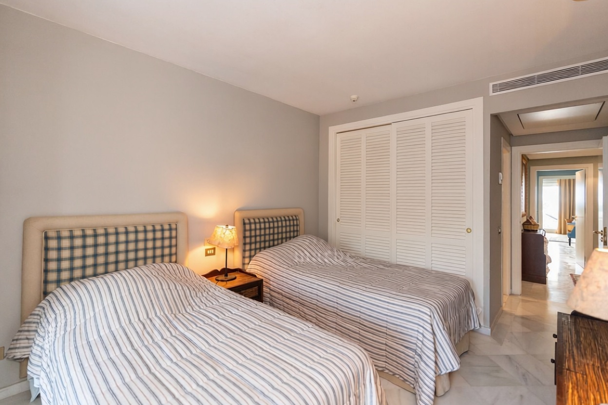 Beachfront flat in Marbella — Bedroom