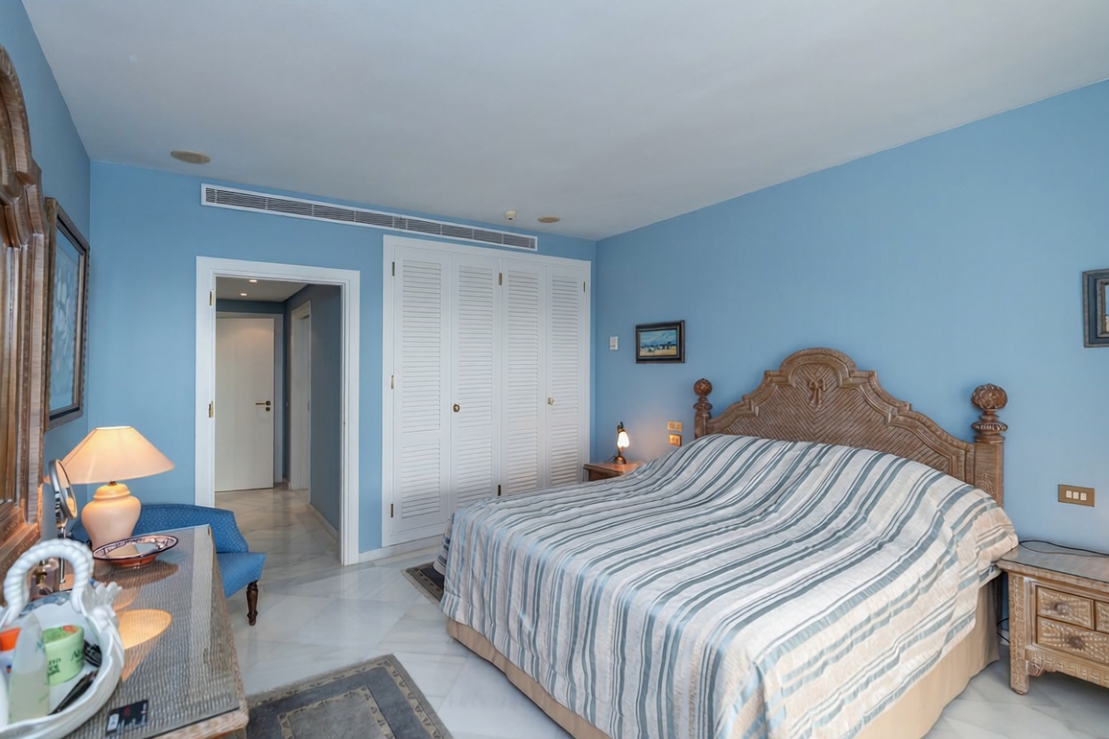 Beachfront flat in Marbella — Bedroom