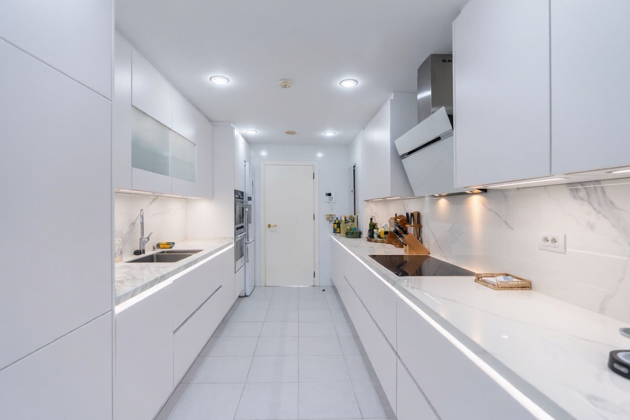 Beachfront flat in Marbella — Kitchen