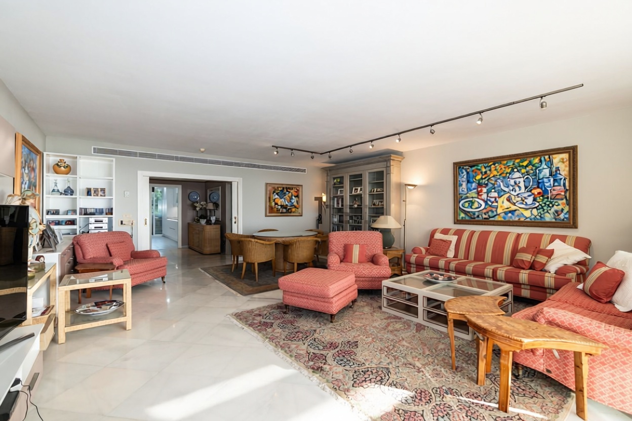 Beachfront flat in Marbella — Living room