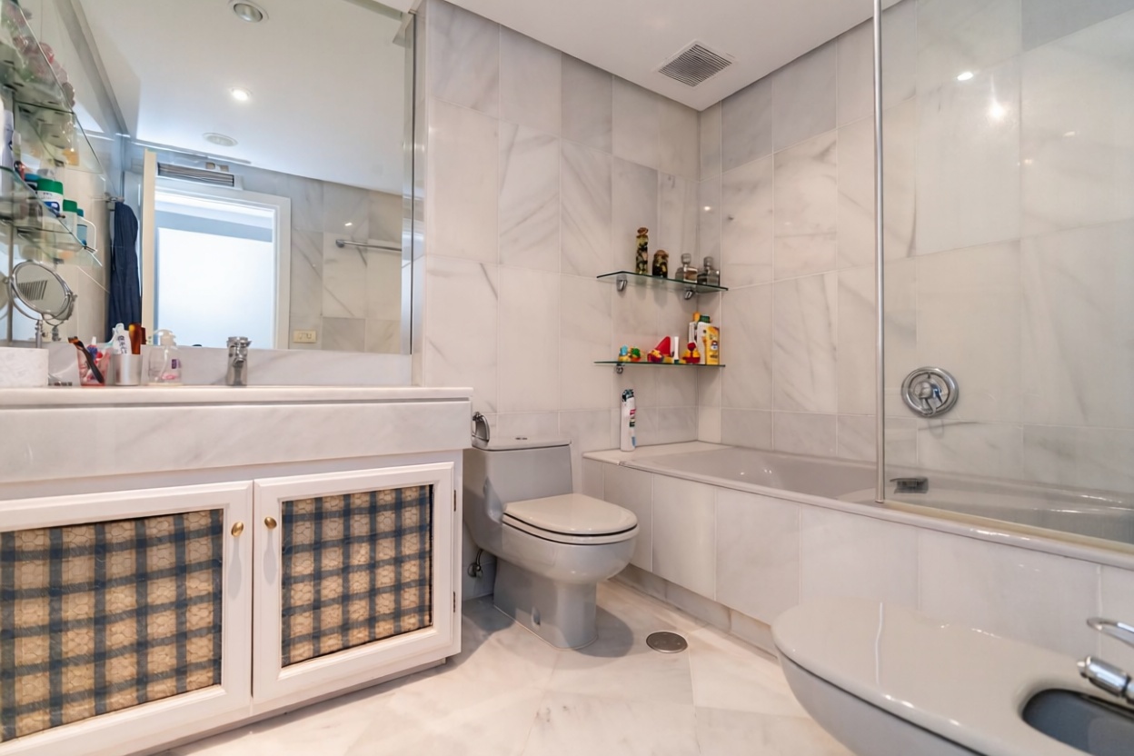 Beachfront flat in Marbella — Bathroom