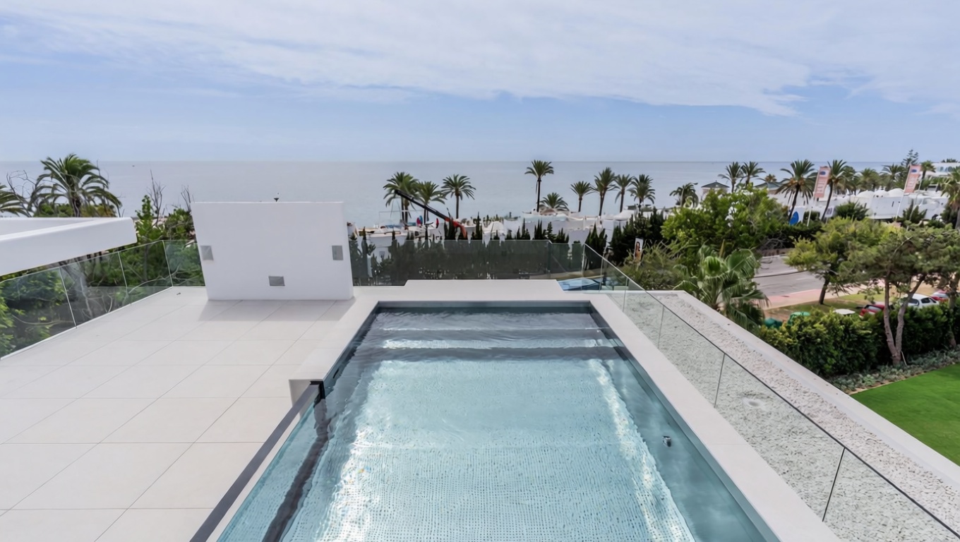 Chalet with direct beach access in Marbella — Sea terrace