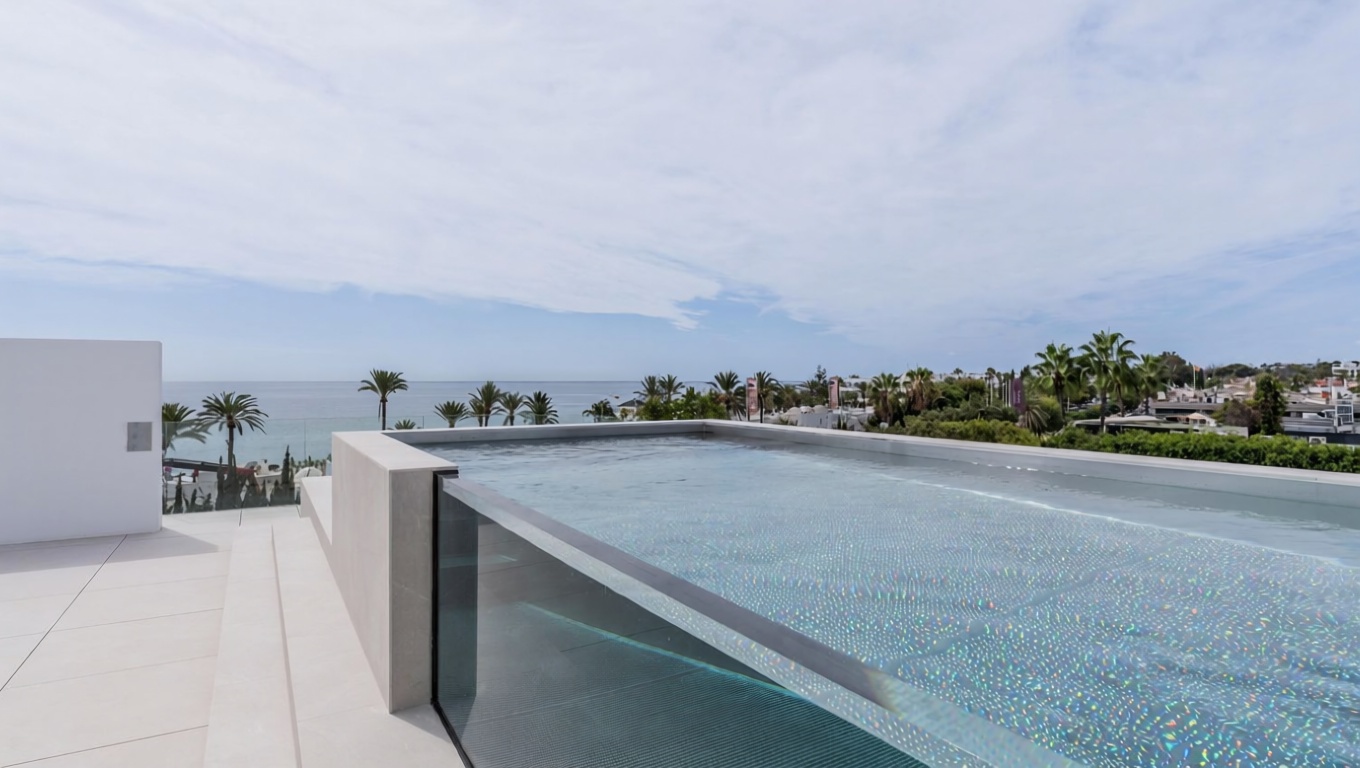 Chalet with direct beach access in Marbella — Sea terrace
