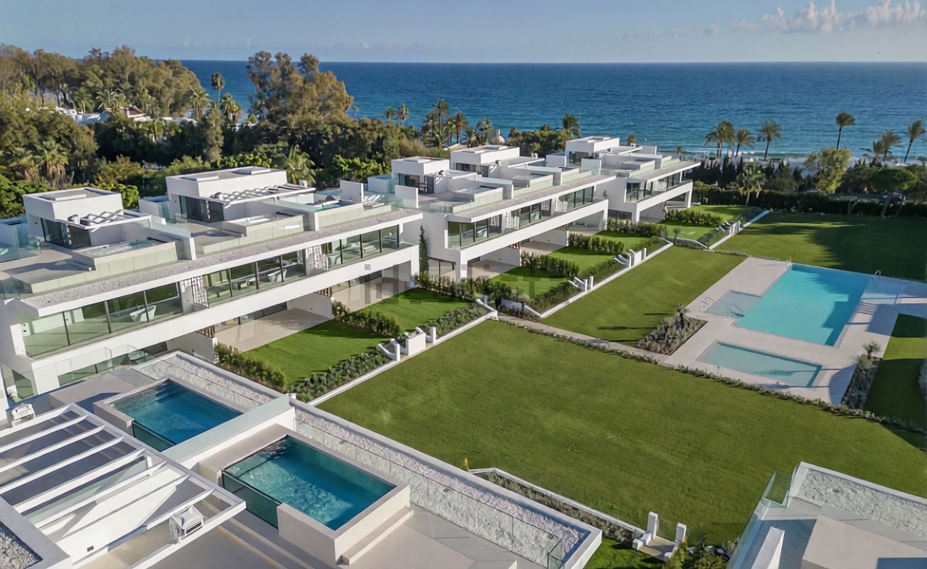 Chalet with direct beach access in Marbella — Aerial