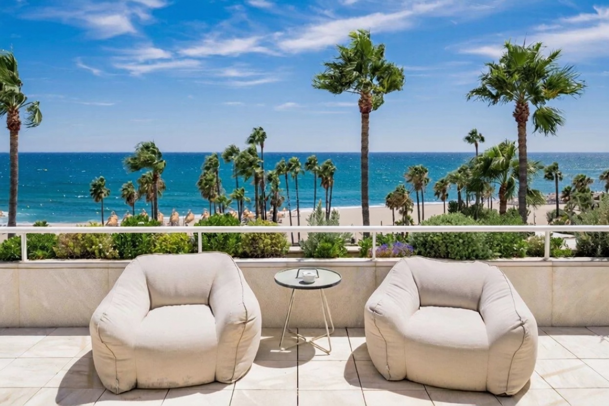 Beachfront flat in Marbella — Sea terrace