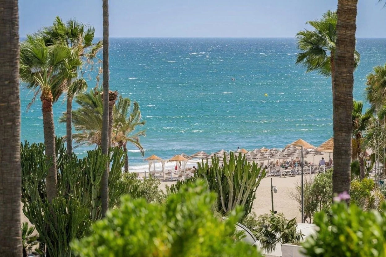Beachfront flat in Marbella — Sea view