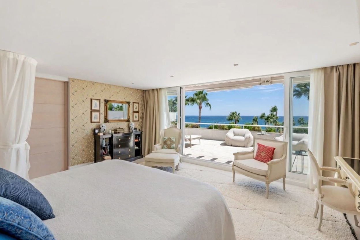 Beachfront flat in Marbella — Bedroom