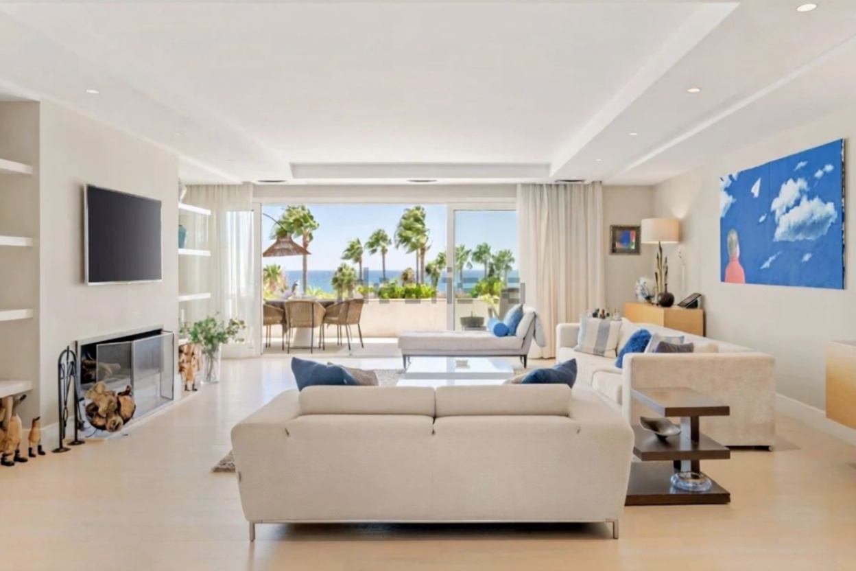 Beachfront flat in Marbella — Living room