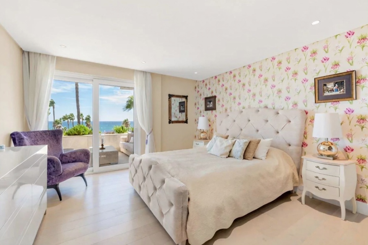 Beachfront flat in Marbella — Bedroom
