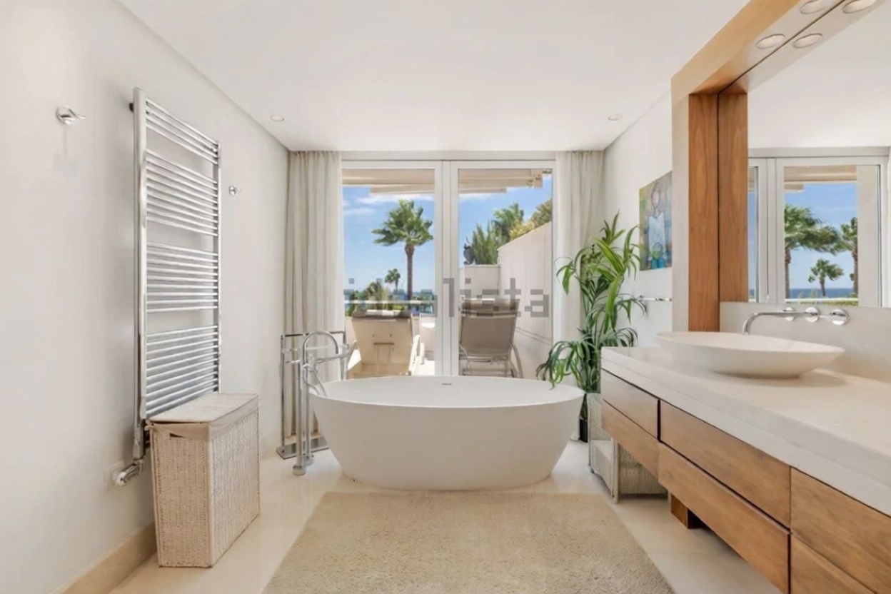 Beachfront flat in Marbella — Bathroom