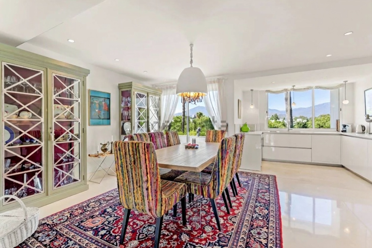 Beachfront flat in Marbella — Dining room
