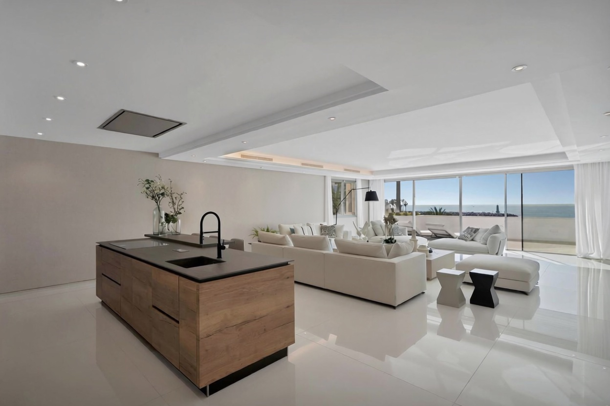Beachfront flat in Marbella — Living room