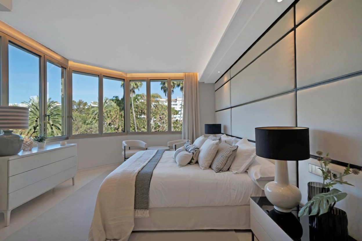 Beachfront flat in Marbella — Bedroom