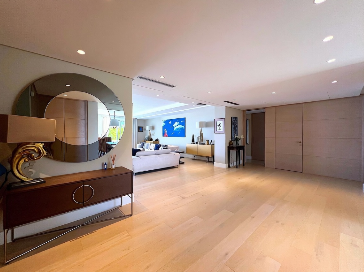 Seafront attic in Marbella — Living room