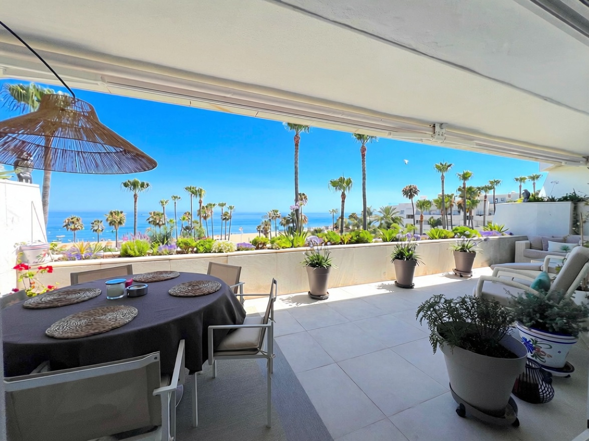 Appartement en attique en première ligne de mer à Marbella — Vue mer