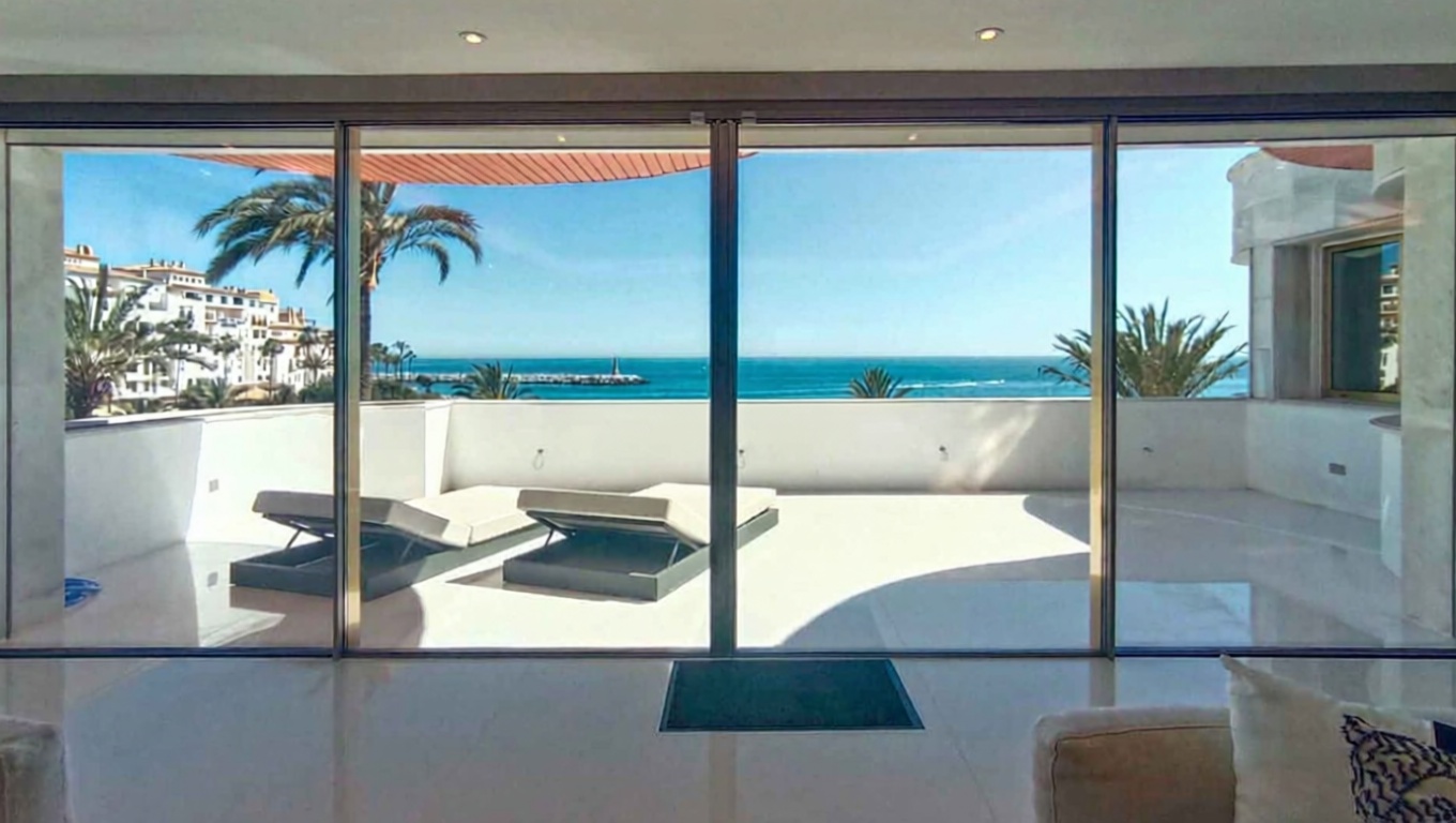 Beachfront flat in Marbella — Sea terrace